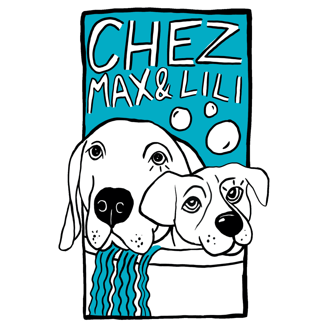 Max et Lili, les deux chiens du salon, prennent leur bain dans la baignoire